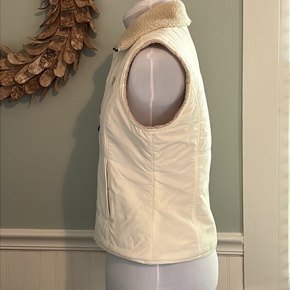 American Eagle Outfitters | Sherpa Lined Puffer Vest - Picture 2 of 10